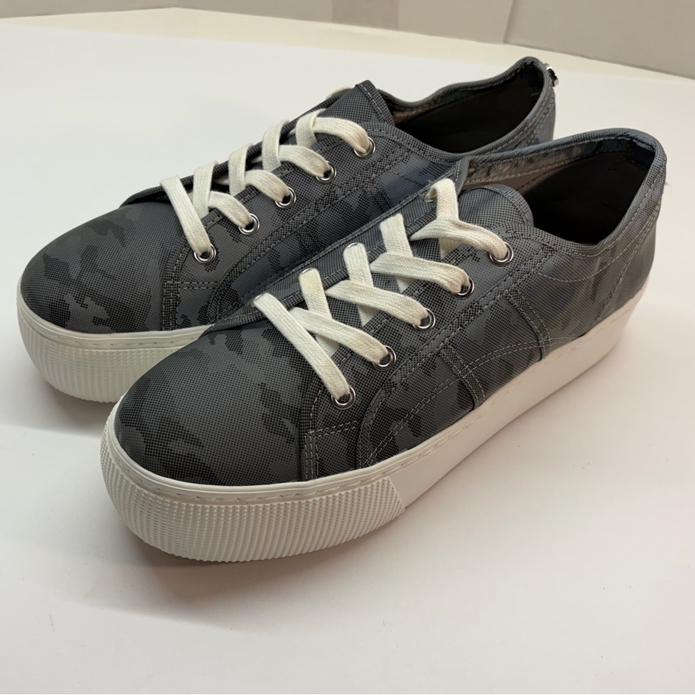 Steve Madden Platform Sneaker Metallic Gray Camo Shoes Women’s Size 10M